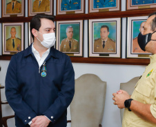 O governador Carlos Massa Ratinho Junior visitou nesta quinta-feira (2) a sede do Comando do Corpo de Bombeiros do Paraná, em Curitiba, e agradeceu o trabalho desempenhado pelas equipes da corporação durante a pandemia provocada pelo novo coronavírus e o ciclone extratropical que atingiu o Sul do País nesta semana. Ele saudou a assistência rápida, a dedicação e a ajuda desses servidores nesse momento de dificuldade. Hoje é o Dia Nacional do Bombeiro.
