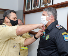 O governador Carlos Massa Ratinho Junior visitou nesta quinta-feira (2) a sede do Comando do Corpo de Bombeiros do Paraná, em Curitiba, e agradeceu o trabalho desempenhado pelas equipes da corporação durante a pandemia provocada pelo novo coronavírus e o ciclone extratropical que atingiu o Sul do País nesta semana. Ele saudou a assistência rápida, a dedicação e a ajuda desses servidores nesse momento de dificuldade. Hoje é o Dia Nacional do Bombeiro.
