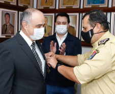 O governador Carlos Massa Ratinho Junior visitou nesta quinta-feira (2) a sede do Comando do Corpo de Bombeiros do Paraná, em Curitiba, e agradeceu o trabalho desempenhado pelas equipes da corporação durante a pandemia provocada pelo novo coronavírus e o ciclone extratropical que atingiu o Sul do País nesta semana. Ele saudou a assistência rápida, a dedicação e a ajuda desses servidores nesse momento de dificuldade. Hoje é o Dia Nacional do Bombeiro.

