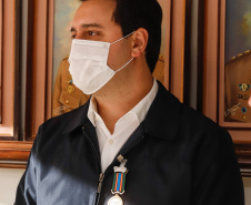 O governador Carlos Massa Ratinho Junior visitou nesta quinta-feira (2) a sede do Comando do Corpo de Bombeiros do Paraná, em Curitiba, e agradeceu o trabalho desempenhado pelas equipes da corporação durante a pandemia provocada pelo novo coronavírus e o ciclone extratropical que atingiu o Sul do País nesta semana. Ele saudou a assistência rápida, a dedicação e a ajuda desses servidores nesse momento de dificuldade. Hoje é o Dia Nacional do Bombeiro.

