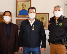 O governador Carlos Massa Ratinho Junior visitou nesta quinta-feira (2) a sede do Comando do Corpo de Bombeiros do Paraná, em Curitiba, e agradeceu o trabalho desempenhado pelas equipes da corporação durante a pandemia provocada pelo novo coronavírus e o ciclone extratropical que atingiu o Sul do País nesta semana. Ele saudou a assistência rápida, a dedicação e a ajuda desses servidores nesse momento de dificuldade. Hoje é o Dia Nacional do Bombeiro.

