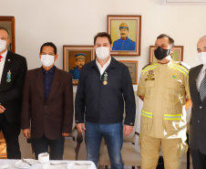 O governador Carlos Massa Ratinho Junior visitou nesta quinta-feira (2) a sede do Comando do Corpo de Bombeiros do Paraná, em Curitiba, e agradeceu o trabalho desempenhado pelas equipes da corporação durante a pandemia provocada pelo novo coronavírus e o ciclone extratropical que atingiu o Sul do País nesta semana. Ele saudou a assistência rápida, a dedicação e a ajuda desses servidores nesse momento de dificuldade. Hoje é o Dia Nacional do Bombeiro.
