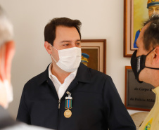 O governador Carlos Massa Ratinho Junior visitou nesta quinta-feira (2) a sede do Comando do Corpo de Bombeiros do Paraná, em Curitiba, e agradeceu o trabalho desempenhado pelas equipes da corporação durante a pandemia provocada pelo novo coronavírus e o ciclone extratropical que atingiu o Sul do País nesta semana. Ele saudou a assistência rápida, a dedicação e a ajuda desses servidores nesse momento de dificuldade. Hoje é o Dia Nacional do Bombeiro.

