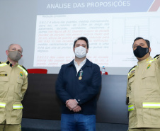 O governador Carlos Massa Ratinho Junior visitou nesta quinta-feira (2) a sede do Comando do Corpo de Bombeiros do Paraná, em Curitiba, e agradeceu o trabalho desempenhado pelas equipes da corporação durante a pandemia provocada pelo novo coronavírus e o ciclone extratropical que atingiu o Sul do País nesta semana. Ele saudou a assistência rápida, a dedicação e a ajuda desses servidores nesse momento de dificuldade. Hoje é o Dia Nacional do Bombeiro.

