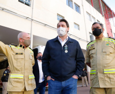 O governador Carlos Massa Ratinho Junior visitou nesta quinta-feira (2) a sede do Comando do Corpo de Bombeiros do Paraná, em Curitiba, e agradeceu o trabalho desempenhado pelas equipes da corporação durante a pandemia provocada pelo novo coronavírus e o ciclone extratropical que atingiu o Sul do País nesta semana. Ele saudou a assistência rápida, a dedicação e a ajuda desses servidores nesse momento de dificuldade. Hoje é o Dia Nacional do Bombeiro.
