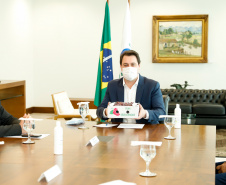 Agricultores familiares de 15 comunidades de Rosário do Ivaí, no Vale do Ivaí, vão receber o mapa e o memorial descritivo das propriedades onde vivem, uma das etapas do processo de regularização fundiária de suas terras. A documentação, que vai beneficiar 110 famílias, foi entregue nesta quinta-feira (02) pelo governador Carlos Massa Ratinho Junior ao prefeito Ilton Shiguemi Kuroda.
