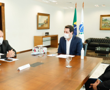 Agricultores familiares de 15 comunidades de Rosário do Ivaí, no Vale do Ivaí, vão receber o mapa e o memorial descritivo das propriedades onde vivem, uma das etapas do processo de regularização fundiária de suas terras. A documentação, que vai beneficiar 110 famílias, foi entregue nesta quinta-feira (02) pelo governador Carlos Massa Ratinho Junior ao prefeito Ilton Shiguemi Kuroda.
