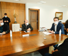 Agricultores familiares de 15 comunidades de Rosário do Ivaí, no Vale do Ivaí, vão receber o mapa e o memorial descritivo das propriedades onde vivem, uma das etapas do processo de regularização fundiária de suas terras. A documentação, que vai beneficiar 110 famílias, foi entregue nesta quinta-feira (02) pelo governador Carlos Massa Ratinho Junior ao prefeito Ilton Shiguemi Kuroda.
