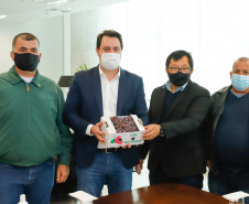 Agricultores familiares de 15 comunidades de Rosário do Ivaí, no Vale do Ivaí, vão receber o mapa e o memorial descritivo das propriedades onde vivem, uma das etapas do processo de regularização fundiária de suas terras. A documentação, que vai beneficiar 110 famílias, foi entregue nesta quinta-feira (02) pelo governador Carlos Massa Ratinho Junior ao prefeito Ilton Shiguemi Kuroda.
