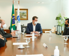 Agricultores familiares de 15 comunidades de Rosário do Ivaí, no Vale do Ivaí, vão receber o mapa e o memorial descritivo das propriedades onde vivem, uma das etapas do processo de regularização fundiária de suas terras. A documentação, que vai beneficiar 110 famílias, foi entregue nesta quinta-feira (02) pelo governador Carlos Massa Ratinho Junior ao prefeito Ilton Shiguemi Kuroda.
