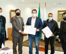 Agricultores familiares de 15 comunidades de Rosário do Ivaí, no Vale do Ivaí, vão receber o mapa e o memorial descritivo das propriedades onde vivem, uma das etapas do processo de regularização fundiária de suas terras. A documentação, que vai beneficiar 110 famílias, foi entregue nesta quinta-feira (02) pelo governador Carlos Massa Ratinho Junior ao prefeito Ilton Shiguemi Kuroda.
