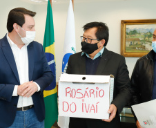Agricultores familiares de 15 comunidades de Rosário do Ivaí, no Vale do Ivaí, vão receber o mapa e o memorial descritivo das propriedades onde vivem, uma das etapas do processo de regularização fundiária de suas terras. A documentação, que vai beneficiar 110 famílias, foi entregue nesta quinta-feira (02) pelo governador Carlos Massa Ratinho Junior ao prefeito Ilton Shiguemi Kuroda.
