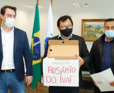 Agricultores familiares de 15 comunidades de Rosário do Ivaí, no Vale do Ivaí, vão receber o mapa e o memorial descritivo das propriedades onde vivem, uma das etapas do processo de regularização fundiária de suas terras. A documentação, que vai beneficiar 110 famílias, foi entregue nesta quinta-feira (02) pelo governador Carlos Massa Ratinho Junior ao prefeito Ilton Shiguemi Kuroda.
