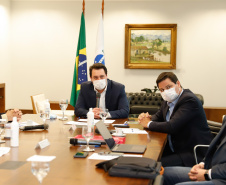 O governador Carlos Massa Ratinho Junior e o ministro de Infraestrutura, Tarcísio Gomes de Freitas, se reuniram nesta quinta-feira (2), em videoconferência, para discutir modelagem, quantidade de lotes, prazos e obras previstas do novo Anel de Integração, que será licitado em 2021. O projeto ainda está em fase de estudos e é tocado pela Empresa de Planejamento e Logística S.A (EPL), em parceria com o IFC, braço de projetos do Banco Mundial.
