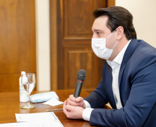 O governador Carlos Massa Ratinho Junior e o ministro de Infraestrutura, Tarcísio Gomes de Freitas, se reuniram nesta quinta-feira (2), em videoconferência, para discutir modelagem, quantidade de lotes, prazos e obras previstas do novo Anel de Integração, que será licitado em 2021. O projeto ainda está em fase de estudos e é tocado pela Empresa de Planejamento e Logística S.A (EPL), em parceria com o IFC, braço de projetos do Banco Mundial.
