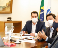 O governador Carlos Massa Ratinho Junior e o ministro de Infraestrutura, Tarcísio Gomes de Freitas, se reuniram nesta quinta-feira (2), em videoconferência, para discutir modelagem, quantidade de lotes, prazos e obras previstas do novo Anel de Integração, que será licitado em 2021. O projeto ainda está em fase de estudos e é tocado pela Empresa de Planejamento e Logística S.A (EPL), em parceria com o IFC, braço de projetos do Banco Mundial.

