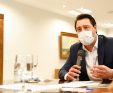 O governador Carlos Massa Ratinho Junior e o ministro de Infraestrutura, Tarcísio Gomes de Freitas, se reuniram nesta quinta-feira (2), em videoconferência, para discutir modelagem, quantidade de lotes, prazos e obras previstas do novo Anel de Integração, que será licitado em 2021. O projeto ainda está em fase de estudos e é tocado pela Empresa de Planejamento e Logística S.A (EPL), em parceria com o IFC, braço de projetos do Banco Mundial.

