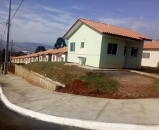 A Cohapar entregou nesta sexta-feira (3) a chave da casa própria para quarenta e duas famílias em situação de vulnerabilidade social, moradoras do município de Sengés. As unidades habitacionais fazem parte do programa Estadual Nossa Gente Paraná que visa à qualidade de vida por meio de moradias dignas. As casas são entregues aos beneficiários sem custo nenhum, pois são financiadas pelo Banco Interamericano de Desenvolvimento (BID).