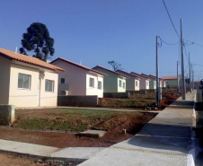 A Cohapar entregou nesta sexta-feira (3) a chave da casa própria para quarenta e duas famílias em situação de vulnerabilidade social, moradoras do município de Sengés. As unidades habitacionais fazem parte do programa Estadual Nossa Gente Paraná que visa à qualidade de vida por meio de moradias dignas. As casas são entregues aos beneficiários sem custo nenhum, pois são financiadas pelo Banco Interamericano de Desenvolvimento (BID).
