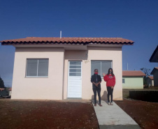 A Cohapar entregou nesta sexta-feira (3) a chave da casa própria para quarenta e duas famílias em situação de vulnerabilidade social, moradoras do município de Sengés. As unidades habitacionais fazem parte do programa Estadual Nossa Gente Paraná que visa à qualidade de vida por meio de moradias dignas. As casas são entregues aos beneficiários sem custo nenhum, pois são financiadas pelo Banco Interamericano de Desenvolvimento (BID).