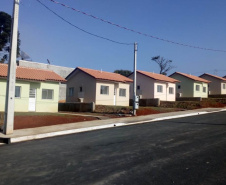 A Cohapar entregou nesta sexta-feira (3) a chave da casa própria para quarenta e duas famílias em situação de vulnerabilidade social, moradoras do município de Sengés. As unidades habitacionais fazem parte do programa Estadual Nossa Gente Paraná que visa à qualidade de vida por meio de moradias dignas. As casas são entregues aos beneficiários sem custo nenhum, pois são financiadas pelo Banco Interamericano de Desenvolvimento (BID).