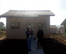 A Cohapar entregou nesta sexta-feira (3) a chave da casa própria para quarenta e duas famílias em situação de vulnerabilidade social, moradoras do município de Sengés. As unidades habitacionais fazem parte do programa Estadual Nossa Gente Paraná que visa à qualidade de vida por meio de moradias dignas. As casas são entregues aos beneficiários sem custo nenhum, pois são financiadas pelo Banco Interamericano de Desenvolvimento (BID).