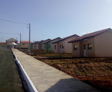 A Cohapar entregou nesta sexta-feira (3) a chave da casa própria para quarenta e duas famílias em situação de vulnerabilidade social, moradoras do município de Sengés. As unidades habitacionais fazem parte do programa Estadual Nossa Gente Paraná que visa à qualidade de vida por meio de moradias dignas. As casas são entregues aos beneficiários sem custo nenhum, pois são financiadas pelo Banco Interamericano de Desenvolvimento (BID).