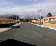 A Cohapar entregou nesta sexta-feira (3) a chave da casa própria para quarenta e duas famílias em situação de vulnerabilidade social, moradoras do município de Sengés. As unidades habitacionais fazem parte do programa Estadual Nossa Gente Paraná que visa à qualidade de vida por meio de moradias dignas. As casas são entregues aos beneficiários sem custo nenhum, pois são financiadas pelo Banco Interamericano de Desenvolvimento (BID).
