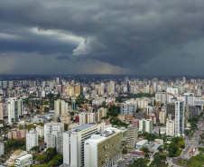 Uma semana depois de um ciclone extratropical atingir o Sul do País e trazer muitos estragos para o Paraná, o Estado fica novamente em alerta com a previsão de que o mesmo fenômeno se repita entre esta terça (07) e quarta-feira (08). Porém, desta vez os transtornos serão menores, já que o ciclone que se forma no Oceano Atlântico, entre o litoral do Rio Grande do Sul e o do Uruguai, é menos intenso, diz o Simepar. Foto:José Fernando Ogura/AEN