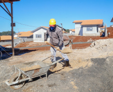 Nenaldo de Ramos está trabalhando na obra da Cohapar em Cantagalo, onde estão sendo construídas 119 casas urbanas do programa Nossa Gente Paraná. 