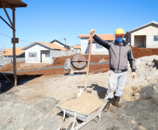 Nenaldo de Ramos está trabalhando na obra da Cohapar em Cantagalo, onde estão sendo construídas 119 casas urbanas do programa Nossa Gente Paraná. 