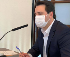 O governador Carlos Massa Ratinho Junior autorizou nesta quinta-feira (09) a liberação de R$ 17 milhões para implementação de sinalização viária em 124 municípios de todas as regiões do Estado. Os recursos foram disponibilizados pelo Departamento de Trânsito do Paraná (Detran-PR) dentro do programa Paraná Mais Cidades, com indicação orçamentária dos deputados estaduais.
