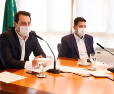 O governador Carlos Massa Ratinho Junior autorizou nesta quinta-feira (09) a liberação de R$ 17 milhões para implementação de sinalização viária em 124 municípios de todas as regiões do Estado. Os recursos foram disponibilizados pelo Departamento de Trânsito do Paraná (Detran-PR) dentro do programa Paraná Mais Cidades, com indicação orçamentária dos deputados estaduais.

