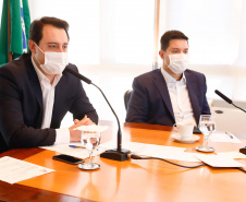 O governador Carlos Massa Ratinho Junior autorizou nesta quinta-feira (09) a liberação de R$ 17 milhões para implementação de sinalização viária em 124 municípios de todas as regiões do Estado. Os recursos foram disponibilizados pelo Departamento de Trânsito do Paraná (Detran-PR) dentro do programa Paraná Mais Cidades, com indicação orçamentária dos deputados estaduais.
