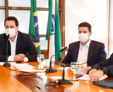 O governador Carlos Massa Ratinho Junior autorizou nesta quinta-feira (09) a liberação de R$ 17 milhões para implementação de sinalização viária em 124 municípios de todas as regiões do Estado. Os recursos foram disponibilizados pelo Departamento de Trânsito do Paraná (Detran-PR) dentro do programa Paraná Mais Cidades, com indicação orçamentária dos deputados estaduais.
