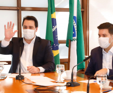 O governador Carlos Massa Ratinho Junior autorizou nesta quinta-feira (09) a liberação de R$ 17 milhões para implementação de sinalização viária em 124 municípios de todas as regiões do Estado. Os recursos foram disponibilizados pelo Departamento de Trânsito do Paraná (Detran-PR) dentro do programa Paraná Mais Cidades, com indicação orçamentária dos deputados estaduais.
