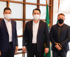 O governador Carlos Massa Ratinho Junior autorizou nesta quinta-feira (09) a liberação de R$ 17 milhões para implementação de sinalização viária em 124 municípios de todas as regiões do Estado. Os recursos foram disponibilizados pelo Departamento de Trânsito do Paraná (Detran-PR) dentro do programa Paraná Mais Cidades, com indicação orçamentária dos deputados estaduais.

