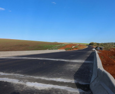Obras do  Contorno Noroeste de Pato Branco com um viaduto erguido sobre a BR-158, uma ponte sobre o Rio Ligeiro e cinco quilômetros de rodovia até a PR-493 em Itapejara D Oeste. O objetivo é enviar todo o tráfego  de caminhões, para o contorno, aliviando o trânsito urbano.Foto: Geraldo Bubniak/AEN