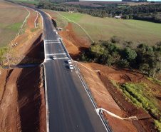 Obras do  Contorno Noroeste de Pato Branco com um viaduto erguido sobre a BR-158, uma ponte sobre o Rio Ligeiro e cinco quilômetros de rodovia até a PR-493 em Itapejara D Oeste. O objetivo é enviar todo o tráfego  de caminhões, para o contorno, aliviando o trânsito urbano.Foto: Geraldo Bubniak/AEN