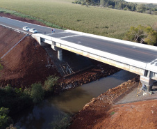 Obras do  Contorno Noroeste de Pato Branco com um viaduto erguido sobre a BR-158, uma ponte sobre o Rio Ligeiro e cinco quilômetros de rodovia até a PR-493 em Itapejara D Oeste. O objetivo é enviar todo o tráfego  de caminhões, para o contorno, aliviando o trânsito urbano.Foto: Geraldo Bubniak/AEN