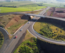 Obras do  Contorno Noroeste de Pato Branco com um viaduto erguido sobre a BR-158, uma ponte sobre o Rio Ligeiro e cinco quilômetros de rodovia até a PR-493 em Itapejara D Oeste. O objetivo é enviar todo o tráfego  de caminhões, para o contorno, aliviando o trânsito urbano.Foto: Geraldo Bubniak/AEN