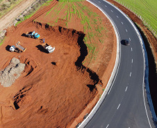 Obras do  Contorno Noroeste de Pato Branco com um viaduto erguido sobre a BR-158, uma ponte sobre o Rio Ligeiro e cinco quilômetros de rodovia até a PR-493 em Itapejara D Oeste. O objetivo é enviar todo o tráfego  de caminhões, para o contorno, aliviando o trânsito urbano.Foto: Geraldo Bubniak/AEN