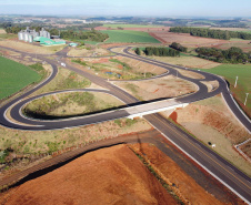 Obras do  Contorno Noroeste de Pato Branco com um viaduto erguido sobre a BR-158, uma ponte sobre o Rio Ligeiro e cinco quilômetros de rodovia até a PR-493 em Itapejara D Oeste. O objetivo é enviar todo o tráfego  de caminhões, para o contorno, aliviando o trânsito urbano.Foto: Geraldo Bubniak/AEN