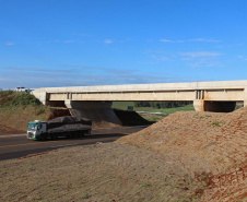 Obras do  Contorno Noroeste de Pato Branco com um viaduto erguido sobre a BR-158, uma ponte sobre o Rio Ligeiro e cinco quilômetros de rodovia até a PR-493 em Itapejara D Oeste. O objetivo é enviar todo o tráfego  de caminhões, para o contorno, aliviando o trânsito urbano.Foto: Geraldo Bubniak/AEN