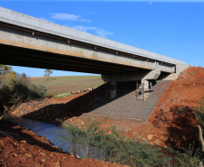 Obras do  Contorno Noroeste de Pato Branco com um viaduto erguido sobre a BR-158, uma ponte sobre o Rio Ligeiro e cinco quilômetros de rodovia até a PR-493 em Itapejara D Oeste. O objetivo é enviar todo o tráfego  de caminhões, para o contorno, aliviando o trânsito urbano.Foto: Geraldo Bubniak/AEN