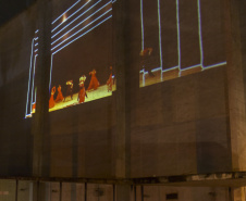 Teatro Guaíra faz projeção de balé e orquestra na fachada
