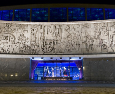 Teatro Guaíra faz projeção de balé e orquestra na fachada
