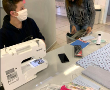 Estudantes da rede estadual produzem máscaras para doação. Foto:SEED