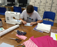 Estudantes da rede estadual produzem máscaras para doação. Foto:SEED