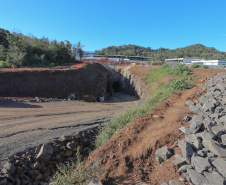 Construção de um túnel de 1,2 mil metros de extensão e oito metros de diâmetro, saindo do Parque de Exposições Jayme Canet Júnior e seguindo até o Rio Marrecas, pouco à frente do bairro Padre Ulrico. O túnel vai agilizar o escoamento da água para evitar que outros rios sejam represados e provoquem alagamentos na cidade de Francisco Beltrao. Foto: Geraldo Bubniak/AEN